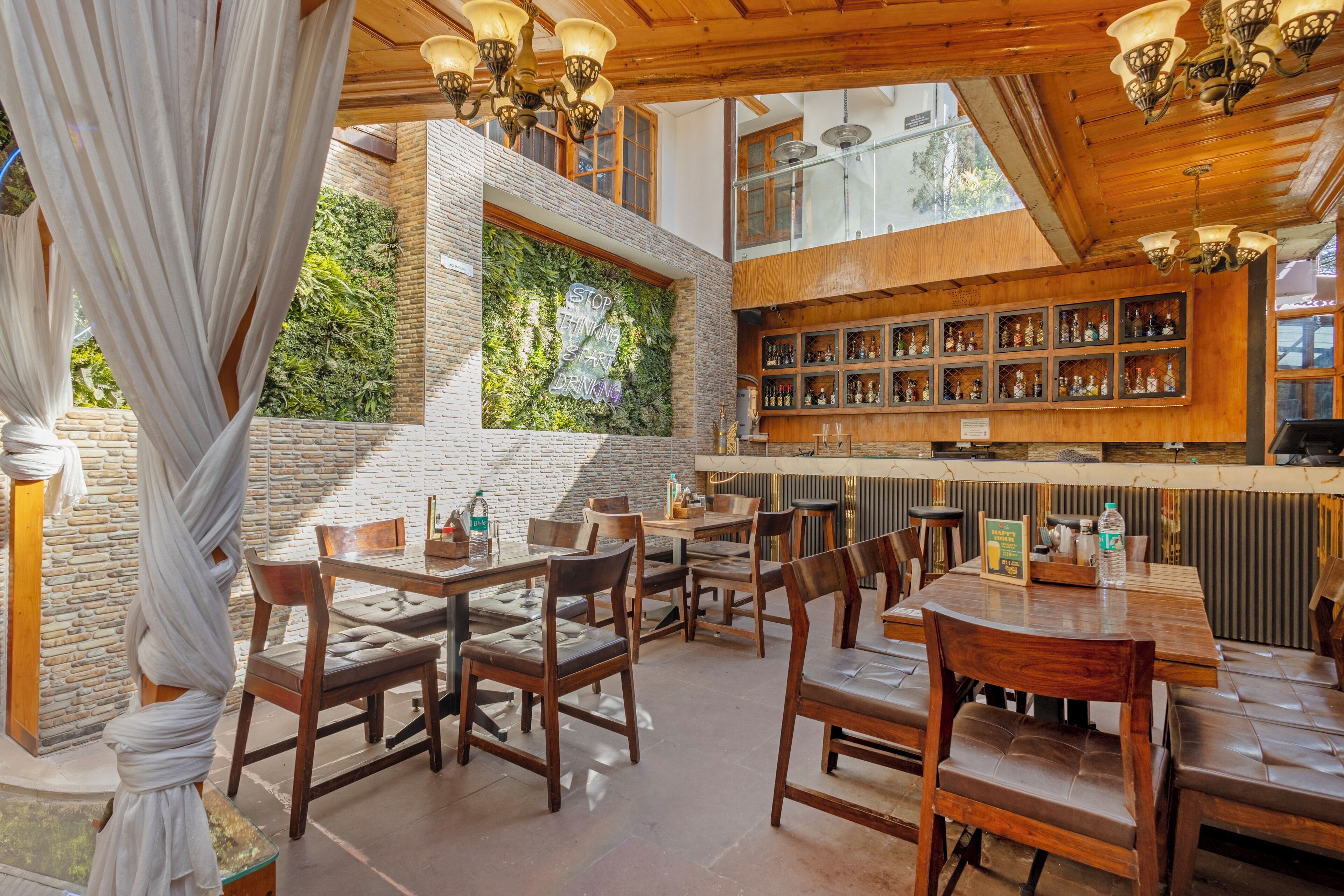 Bar (trong khuôn viên)