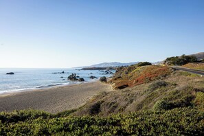 Sun loungers, beach towels - Relaxing Home Close to Beach (Bodega Bay)