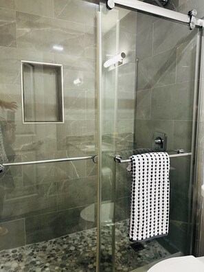 Shower, hair dryer, towels, soap - Charming 1-bedroom apartment in prime E Delray Beach with WiFi, AC, pets welcome (Delray Beach)