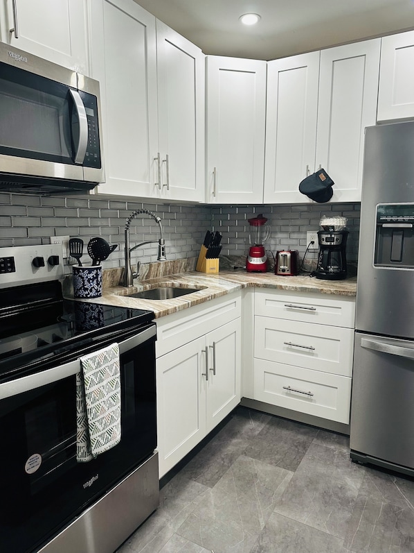 Kjøleskap, mikrobølgeovn, ovn og kokeplater