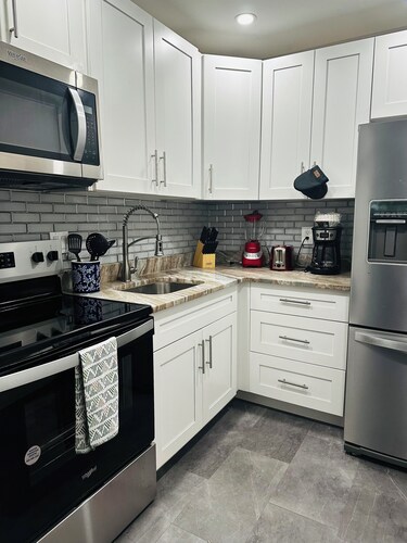 Charming 1-bedroom apartment in prime E Delray Beach with WiFi, AC, pets welcome