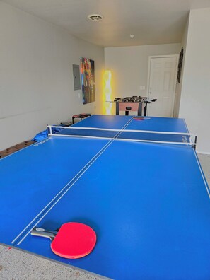 Game room - Beautiful retreat. Kid, bike, dog & work friendly. Pool, ping-pong & foosball! (Bentonville)