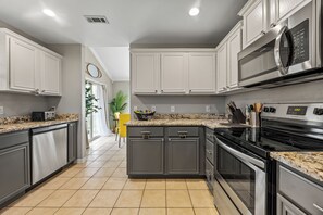 冷蔵庫、電子レンジ、オーブン、コンロ