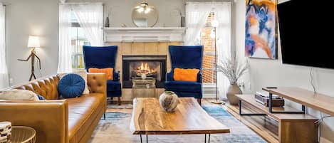 Smart TV, chimenea, futbolito y tenis de mesa