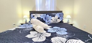 5 habitaciones, escritorio y tabla de planchar con plancha 