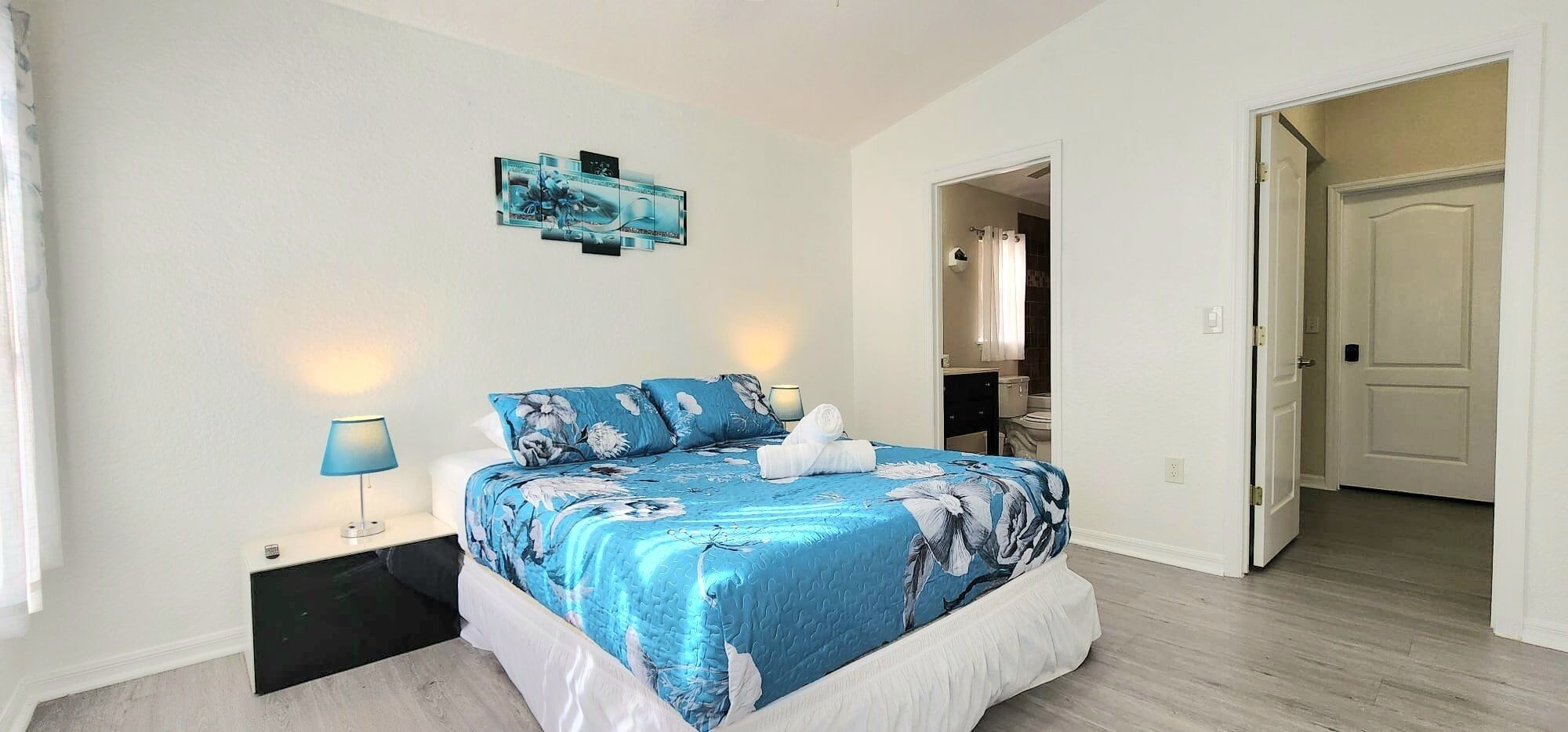 5 bedrooms, desk, iron/ironing board, travel crib