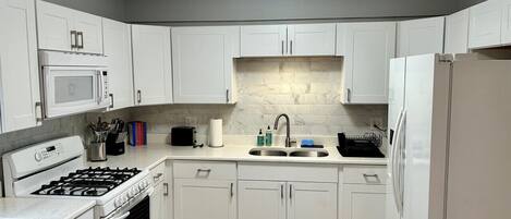 ثلاجة، ميكروويف، فرن، موقد طهي مسطح