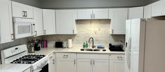 Spacious 4 bed Apt with 2 Living Areas Near DT!