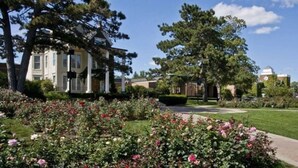 Property grounds - Spacious 4 bed Apt with 2 Living Areas Near DT! (Libertyville)