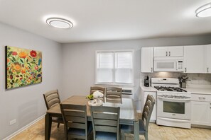 Fridge, microwave, oven, stovetop - Spacious 4 bed Apt with 2 Living Areas Near DT! (Libertyville)