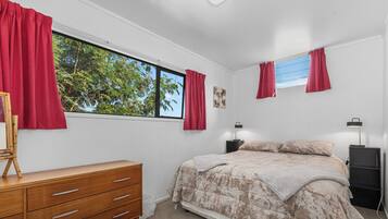 1 habitación, tabla de planchar con plancha, wifi y ropa de cama