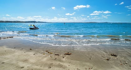 Unwind at Tindalls Bay - Whangaparaoa Apartment