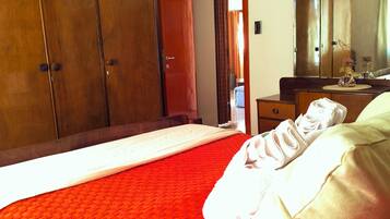 2 chambres, fer et planche à repasser, Wi-Fi, draps fournis