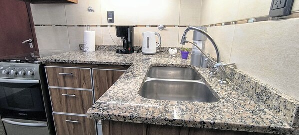 Køleskab, mikrobølgeovn, ovn, kaffe-/temaskine