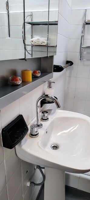 Hårtørrer, bidet, håndklæder, Sæbe