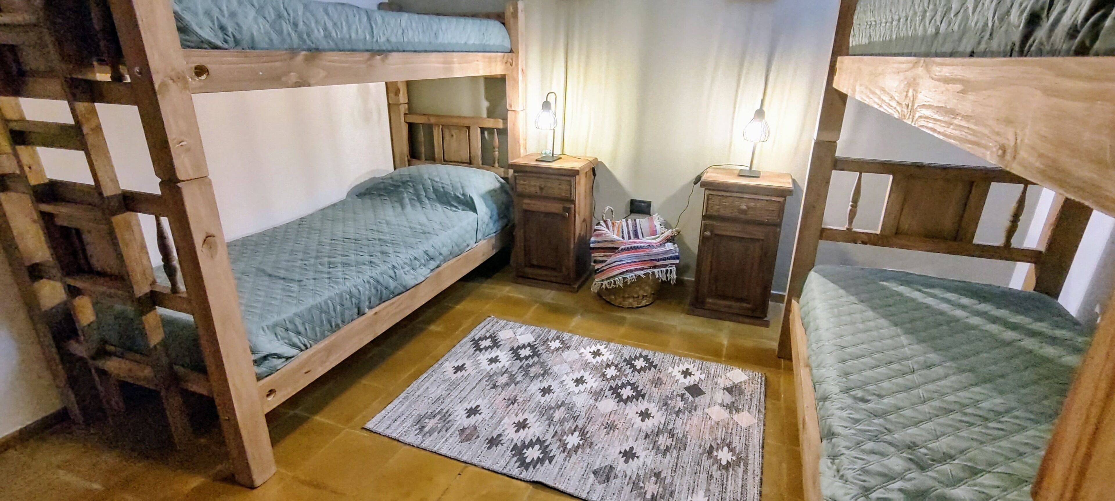 2 habitaciones, tabla de planchar con plancha y cuna de viaje 