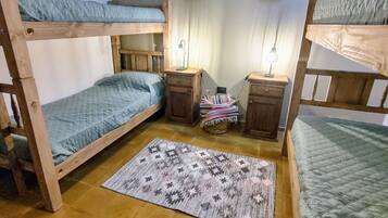 2 habitaciones, tabla de planchar con plancha y cuna de viaje