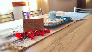 A dining table with a placemat, a card, and wrapped candies. - A lo de Pepa - Full house, temporary family rental, in the Uco Valley (Tupungato)