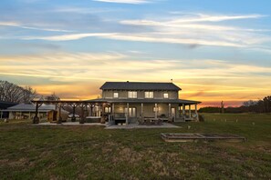 Exterior - Charming 5-bedroom farmhouse in delightful Leesburg, sauna, jacuzzi, fire pit. (Leesburg)