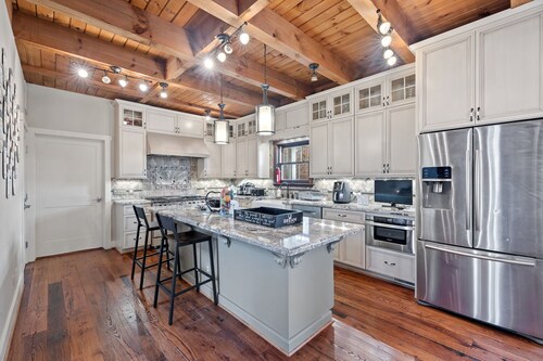 Charming 5-bedroom farmhouse in delightful Leesburg, sauna, jacuzzi, fire pit.