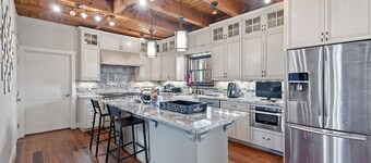 Charming 5-bedroom farmhouse in delightful Leesburg, sauna, jacuzzi, fire pit.