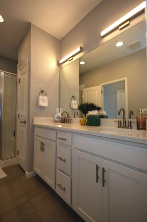 Shower, towels, soap, shampoo - Spacious 4BD Near Denver w/ BBQ, Games & Office (Commerce City)