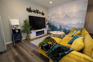 Smart TV, chimenea, futbolito y tenis de mesa 