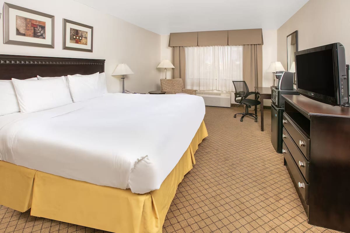Basic Room, 1 Queen Bed, Non Smoking | Free WiFi