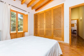 5 chambres, ameublement personnalisé, fer et planche à repasser