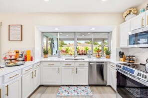 Fridge, microwave, stovetop, dishwasher - Tropic Htd Pool Home Lanai, Billiards, Ping Pong (Boynton Beach)