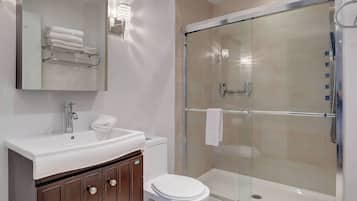 Douche, sèche-cheveux, serviettes fournies