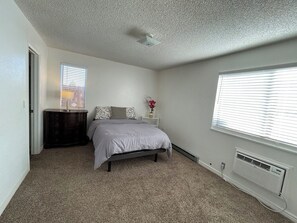 2 habitaciones, escritorio, tabla de planchar con plancha y wifi gratis 