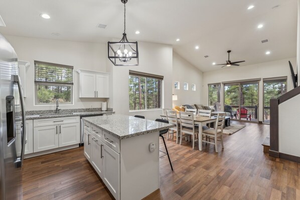 Jääkaappi, mikroaaltouuni, uuni, astianpesukone