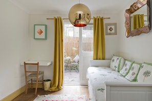 2 bedrooms, iron/ironing board, Internet