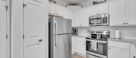 Een koelkast, een microgolfoven, een oven, een vaatwasser