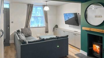 TV, fireplace