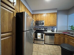 Kylskåp, mikrovågsugn, ugn och spishäll