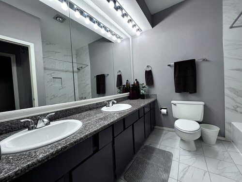 Charming 2 bedroom 2 bath condo in Houston Medical Center. 