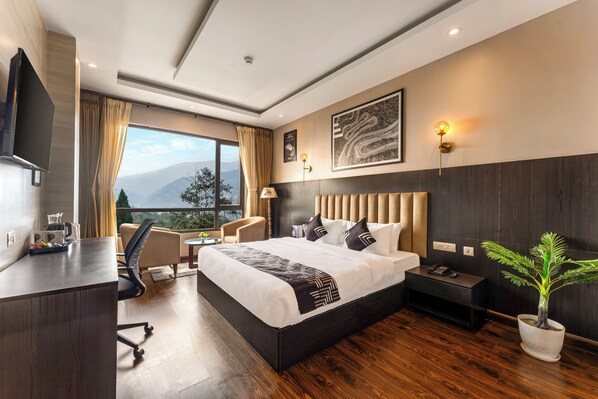 Premium-huone, vuoristonäköala | Yksilöllisesti kalustettu, työpöytä, pimennysverhot, silitysrauta/-lauta