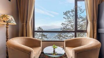 华丽客房, 山景 | 特色家居、办公桌、遮光窗帘、熨斗/熨衣板