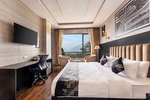 プレミアム ルーム マウンテンビュー | 客室ごとに異なるインテリア、デスク、遮光カーテン、アイロン / アイロン台