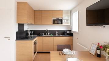 Réfrigérateur, micro-ondes, four, cafetiÚre/bouilloire