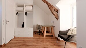 A room with a loft bed, a desk, a chair, and a sofa. - La Caulnaise - Maison climatisée avec terrasse (Caulnes)