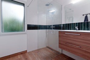 Sèche-cheveux, serviettes fournies