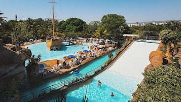 Alberca techada y alberca al aire libre