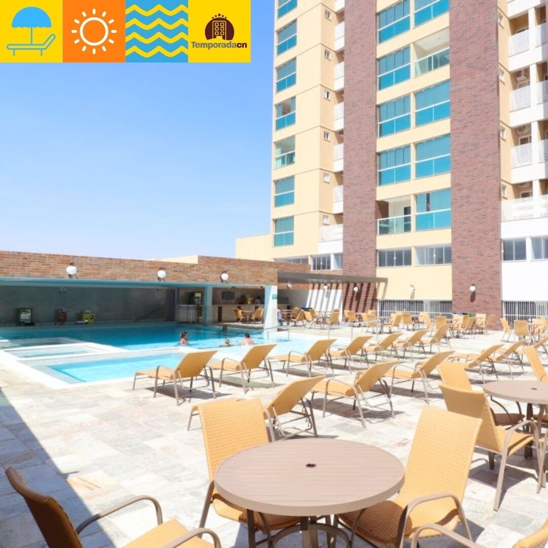 Una piscina cubierta, una piscina al aire libre