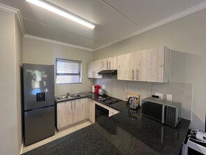 Fridge, microwave, oven, stovetop - Cozy Apartment in Brackenfell, CapeTown, South Africa (Cape Town)