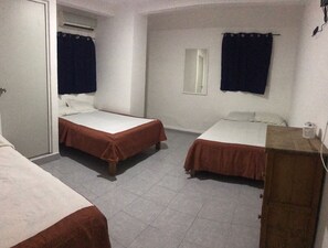 Kamar Triple | 1 kamar tidur, tirai kedap cahaya, dan setrika/meja setrika