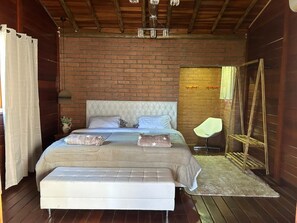 5 bedrooms, desk, iron/ironing board, free WiFi