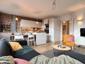 A modern apartment with a kitchen, dining area, and living room. - Bright & Stylish in Nature (Brussels)